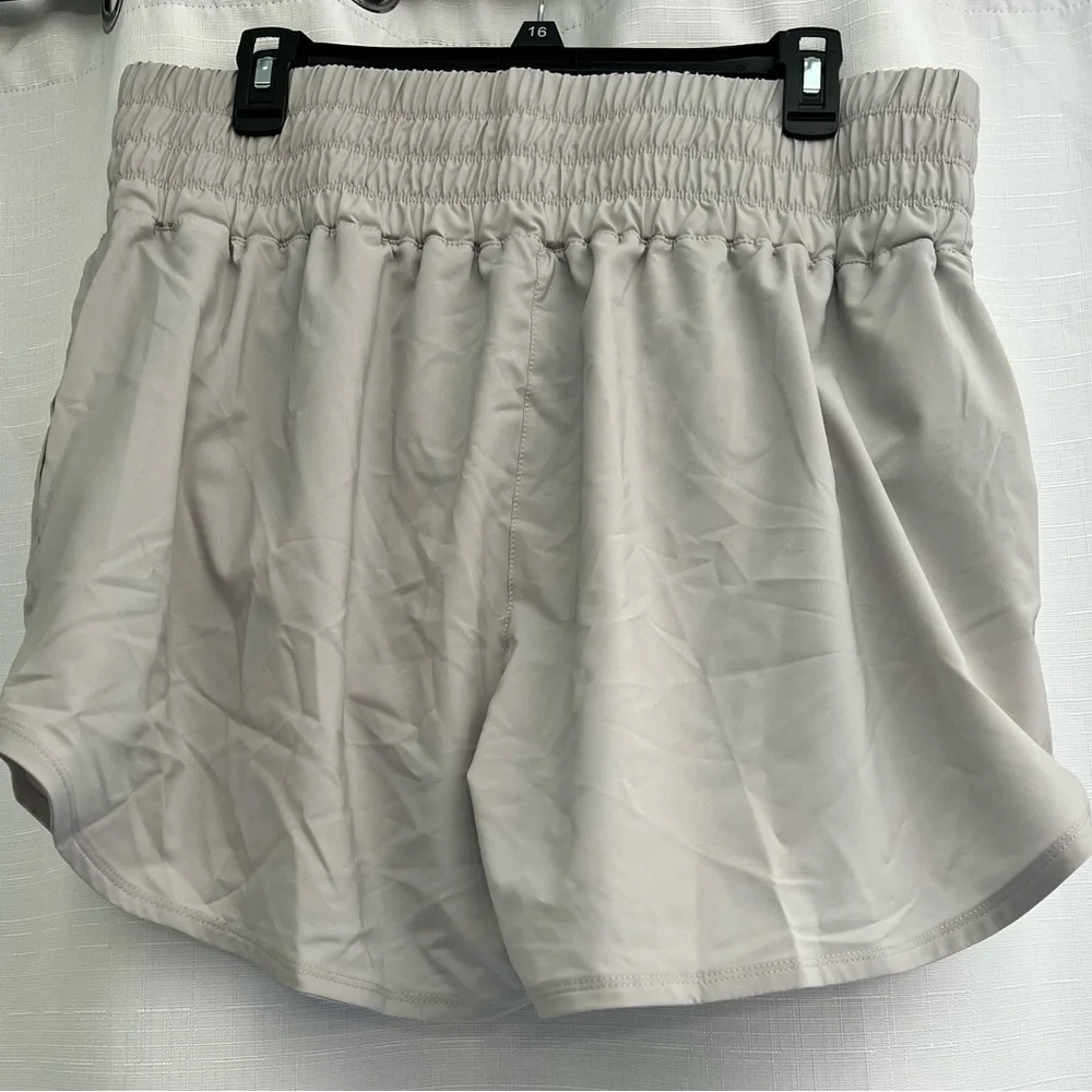 Women’s Nike shorts - Picture 2 of 4